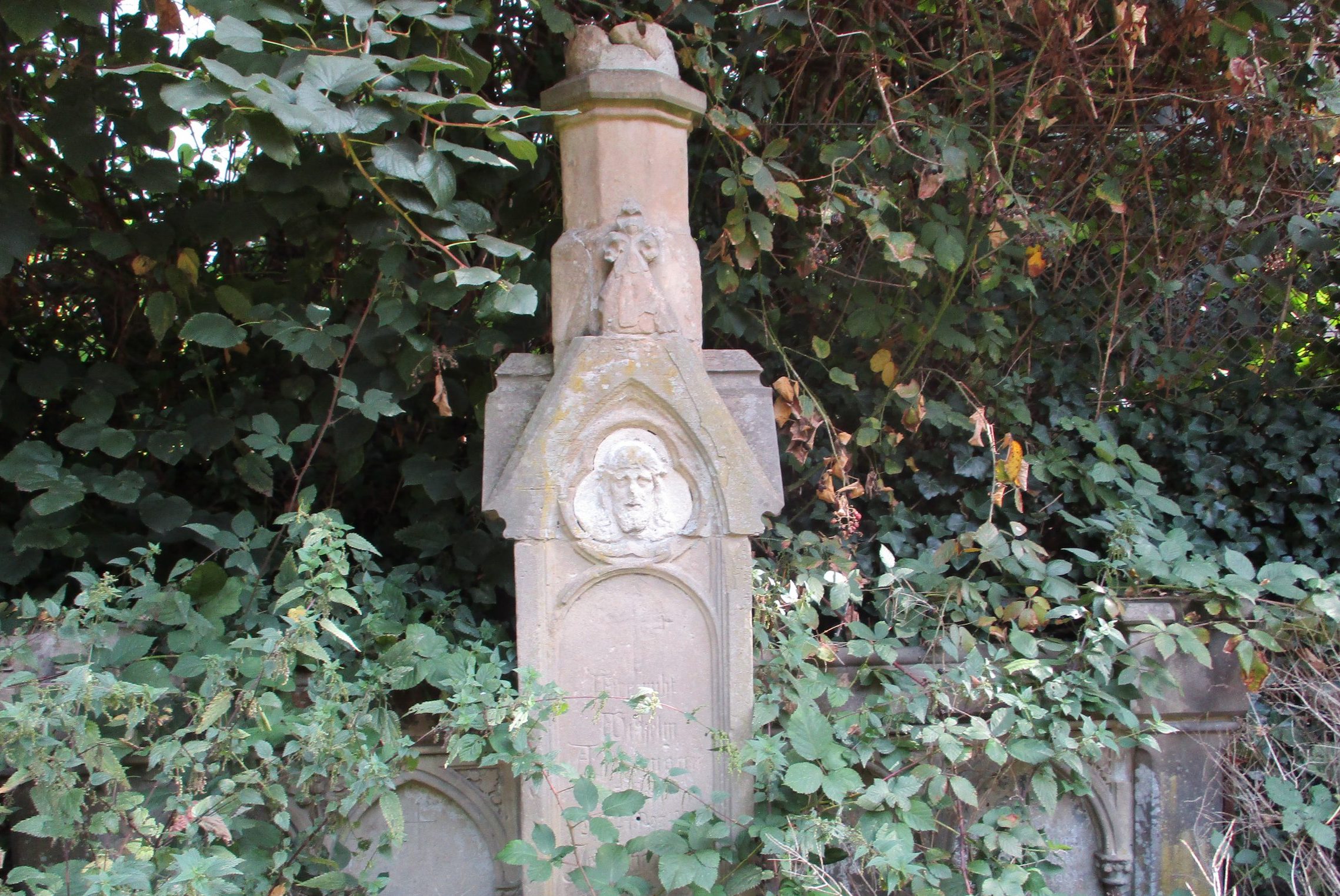 Das Grab der Familie Albermann auf dem Friedhof Werden I an der Dückerstraße in Essen Werden 
