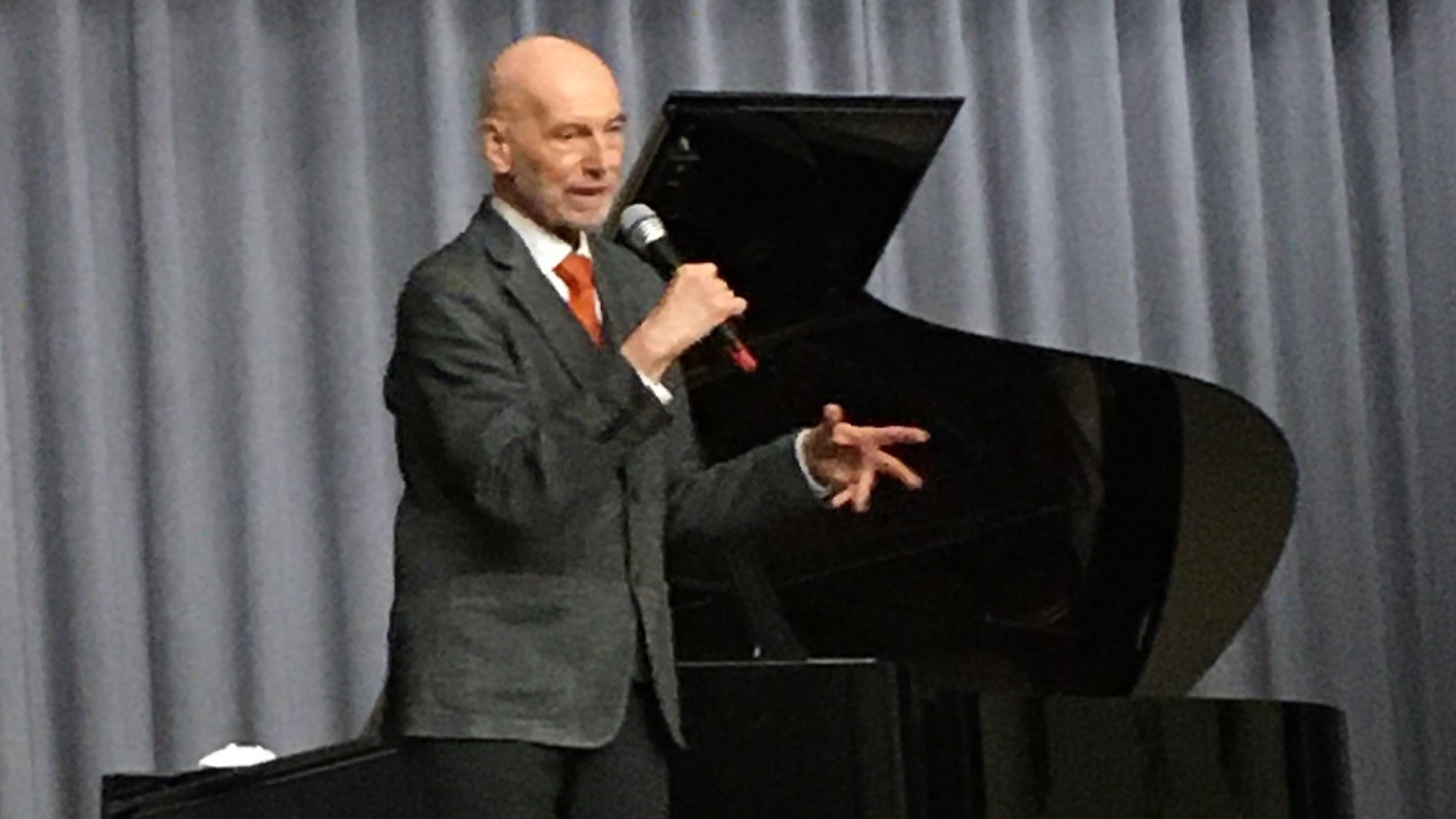 Prof. Till Engel Professor war von 1975 bis 2021 Professor für das Hauptfach Klavier an der Folkwang Universität der Künste